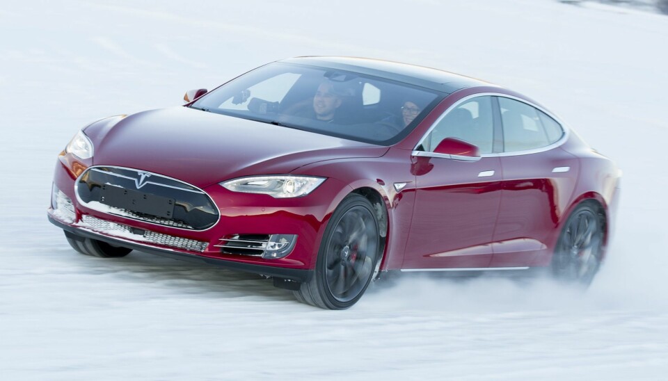 MAKS AKS: De firehjulsdrevne utgavene av Tesla Model S porsjonerer ut kreftene svært presist: Nok til rask fartsøkning, men ikke så mye at det blir hjulspinn.
