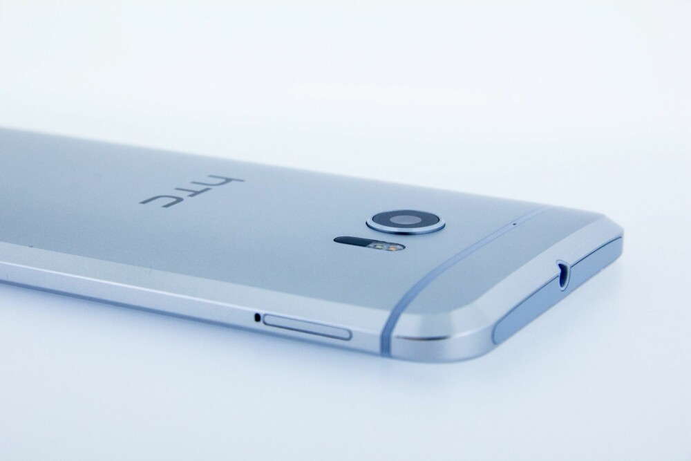 BLANK: HTC 10 er laget av ett stykk aluminium. En fasettslipt blank kant rundt baksiden bidrar til å heve inntrykket av kvalitet og eksklusivitet.