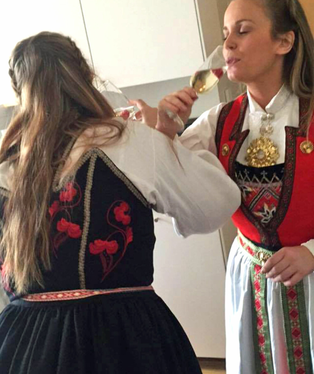 HÅRFRISYRE: - Mye hår kan ta for mye fokus. Sett heller opp håret, gjerne i en fin flette. Bunadsølv- og klemmer til håret har også kommet de siste året, er rådet fra Hege-Therese Nilsen, faglig ansvarlig for Husfliden Bergen. HÅRFRISYRE: - Mye hår kan ta for mye fokus. Sett heller opp håret, gjerne i en fin flette. Bunadsølv- og klemmer til håret har også kommet de siste året, er rådet fra Hege-Therese Nilsen, faglig ansvarlig for Husfliden Bergen.