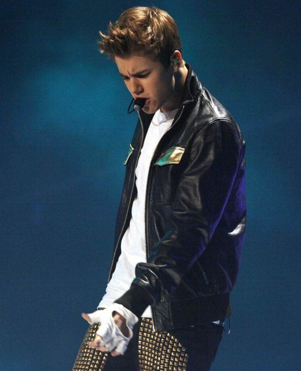 Justin Bieber bruker mye skinn på scenen. Her i svart skinnjakke og hvite skinnhansker - superkult!