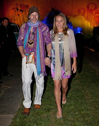 FARGERIKT PAR: Lasse Kjus og hans Marianne Berner møtte opp i hippieantrekk da Petter Stordalen inviterte til sin klassiske 16. mai-fest for noen år tilbake.