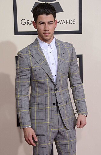 VERSACE: Nick Jonas gikk i en rutete Versace-dress på Grammy-festen i Los Angeles.