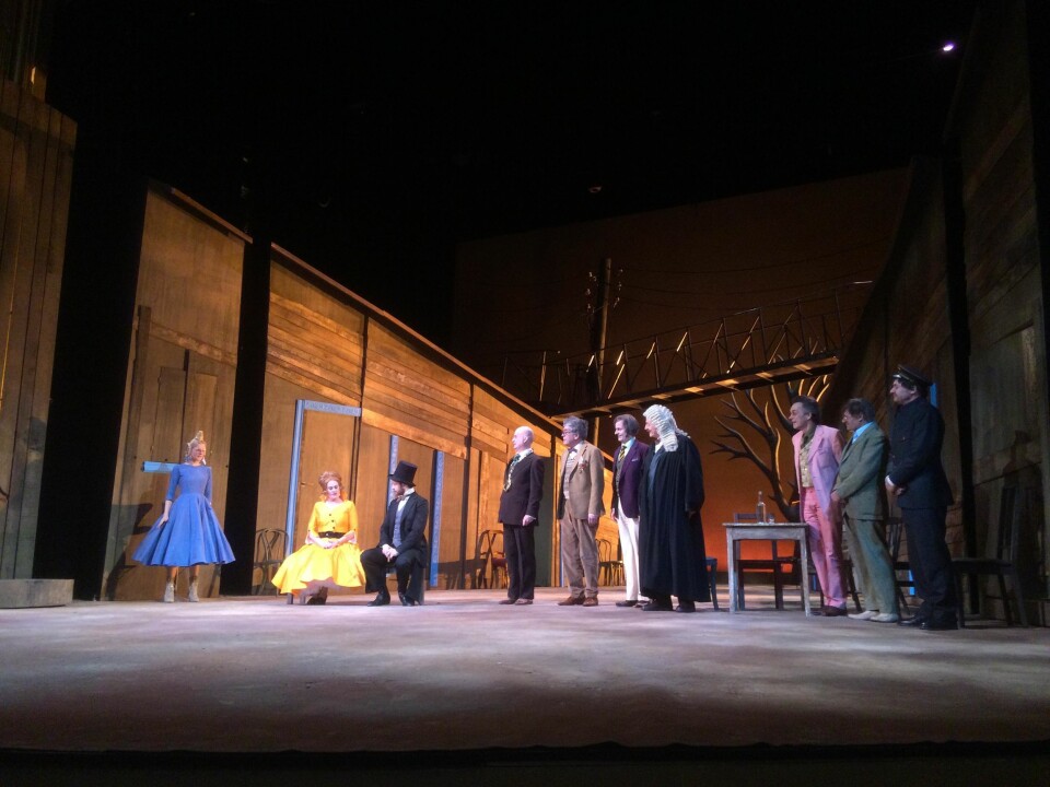 'REVISOREN': Anne Marie Ottersen og ensemblet i aksjon under komedien på Nationaltheatret.