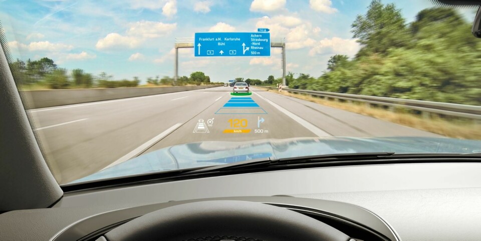 MIDT I TRYNET: Alt ligger midt i sjåførens naturlige synsfelt, man slipper å se ned på en eller annen skjerm på instrumentpanelet.