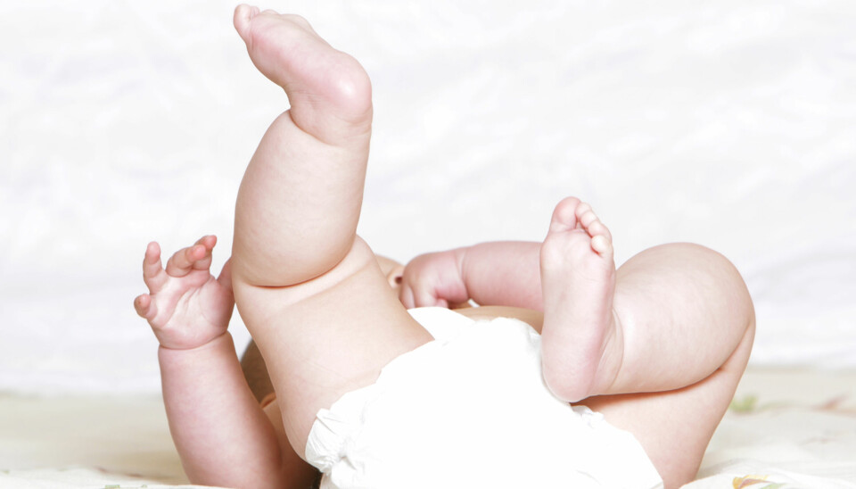 Min lille datter på 7 mnd har hatt løs og vannaktig avføring i snart 2 uker. Hva bør jeg gjøre?