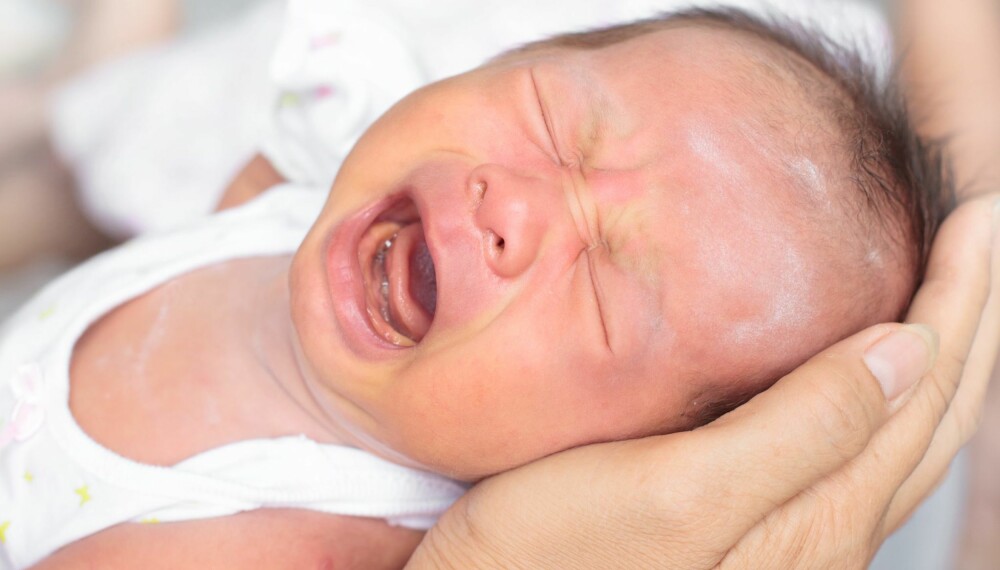 Vår nyfødte jente gråter litt når det kommer avføring. Hva kan vi gjøre? Foto: Colourbox.no