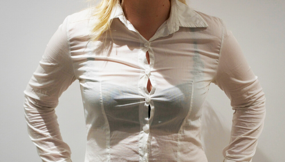 IRRITERENDE: De aller fleste har nok opplevd å ha en skjorte som sitter som dette. Få tips til hvordan du unngår det, og hvordan du finner riktig skjorte.
