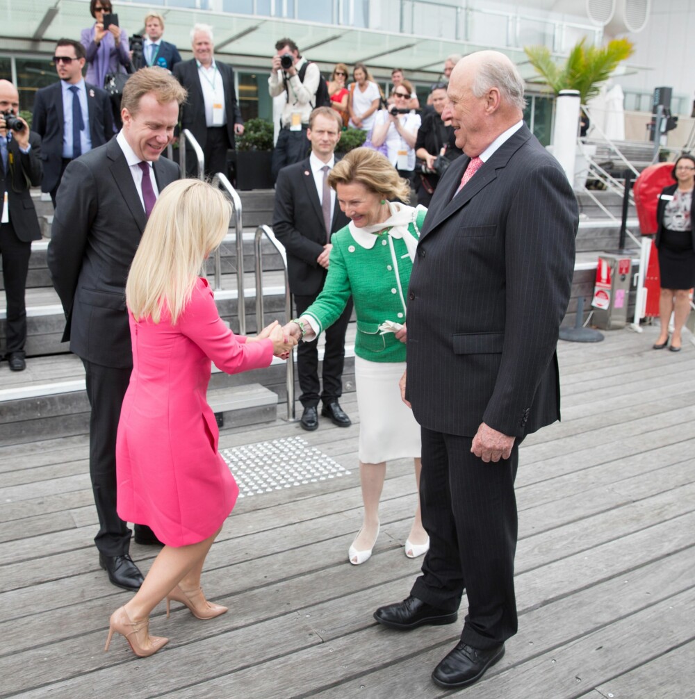 Kongelig møte: Elisabeth Røkke hilser for første gang på kongen og dronningen. 