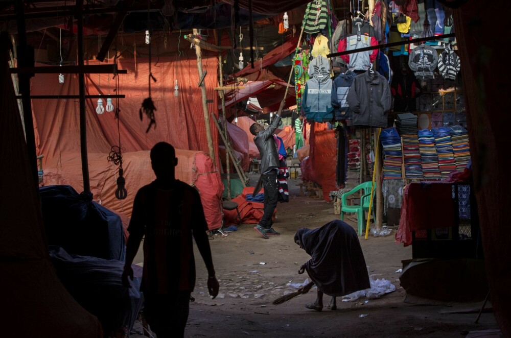  Midt i Hargeisa ligger et underlig marked. Om dagen kryr det av folk her, men tidlig om morgenen er stedet helt forandret. Varene som skal selges, er pakket inn i plastduker og verdt mange tusen kroner, men står ubevoktet hele natten og tyveri skjer visstnok aldri. – Et bevis på at somaliere et ærlig folk, sier 