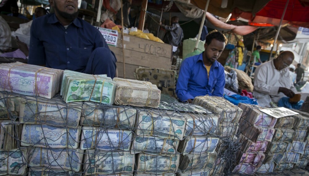 På gata i Hargeisa sitter pengevekslerne med store bunker av lokal valuta. 
Her kan du veksle dollar, euro, de fleste av Afrikas valutaer og, hevdet mannen på bildet, norske kroner.