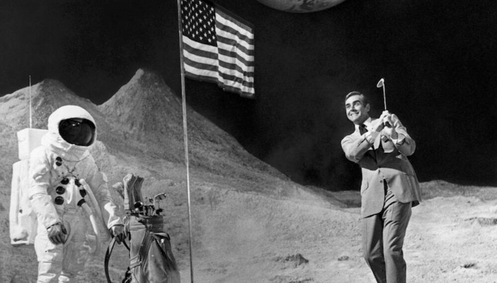 Sean Connery spiller golf «på månen». 