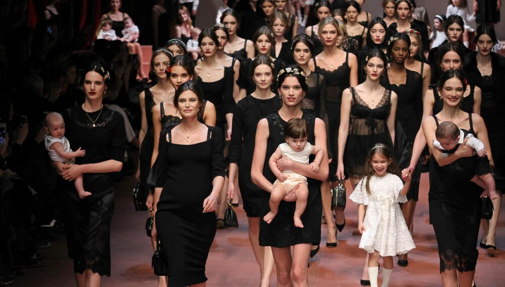 BABYBOOM: Det italienske motehuset Dolce & Gabbana sendte både modellmødre med barna sine og gravide modeller ned catwalken under moteuka i Milano. 