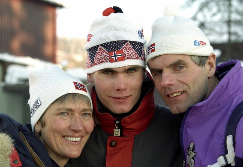 MED MOR OG FAR: Thomas Alsgaard sammen med mamma Siv og pappa Per etter OL-gullet på tremila i 1994. To år senere døde Per.