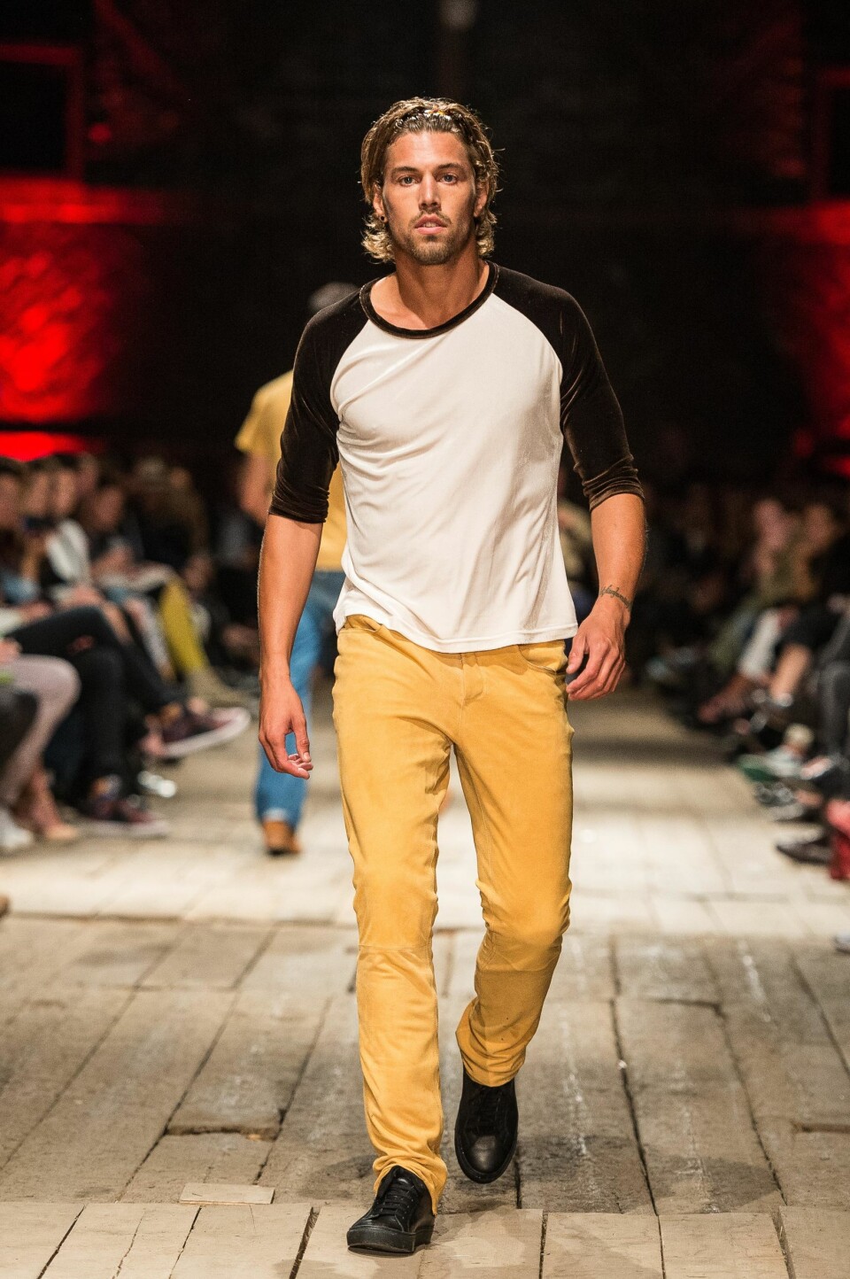 Jeans i skinn, kr 6500,–. Kortermet genser, kr 750,–.