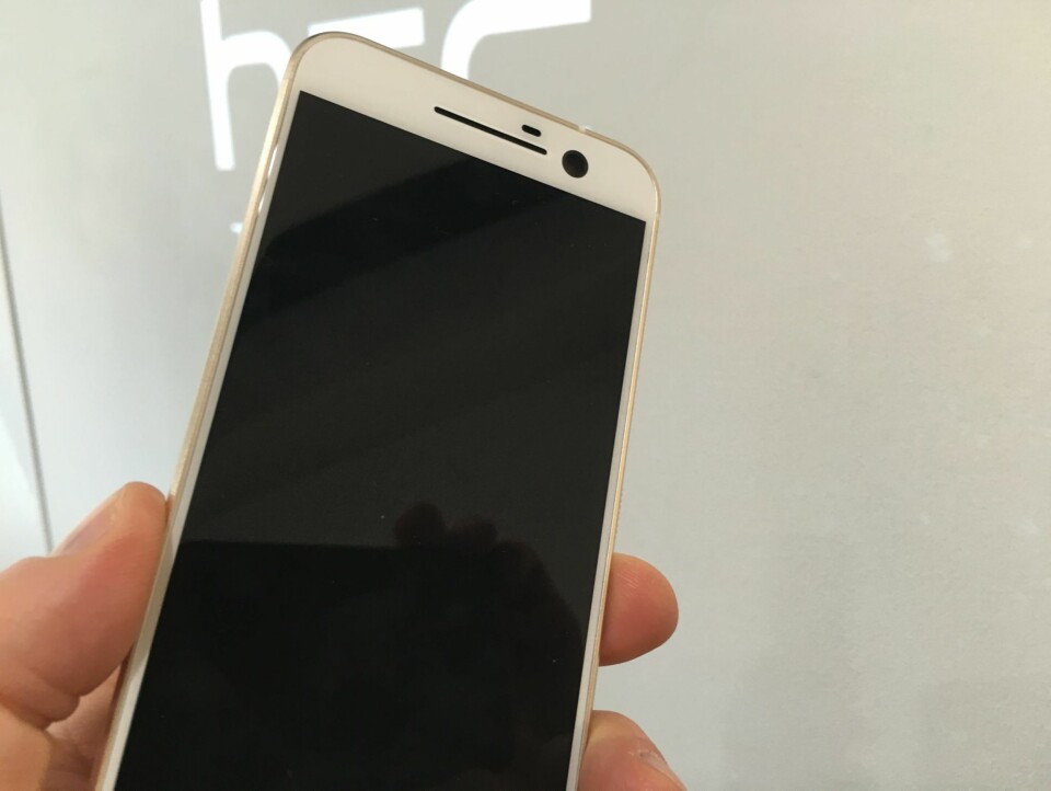 TYNN KANT: Selv om HTC 10 har fått større skjerm, er ikke selve mobilen større enn tidligere modeller.