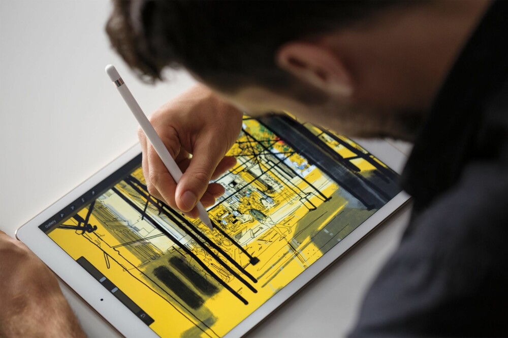 PEN OG IPAD: Papiret er blitt digitalt og med Apple Pencil kan de som kan tegne gjøre mye spenstig på en iPad Pro.