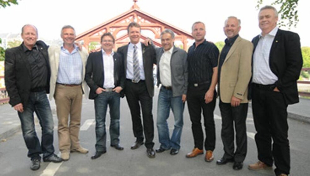 Det nye styret i MEF med Gamle Bybro i bakgrunnen, fra venstre: Jon A. Fosby, Inge Melkevoll, Roger Moe, Arnstein Repstad, Jon Sellæg, Lars Smedshammer, Kjell Gilje og Petter Eckholdt.