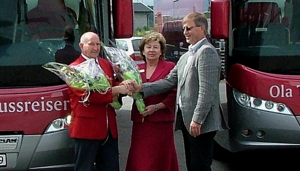Marit og Ola Tollefsen (t.v.) mottar de to nye Neoplan Cityliner C fra Rolf Thomassen i MAN last og Buss AS