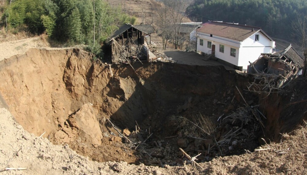 Bare rester etter 12 hus og ett hus vippende på kanten var alt som var igjen etter at et enormt synkehull på 40 ganger 60 meter og 30 meter dypt, åpenbarte seg i Guangyuan i Kina i desember, 2013. Et ukjent antall liv gikk tapt.