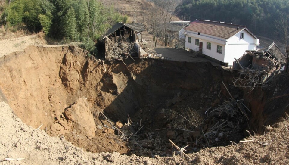 Bare rester etter 12 hus og ett hus vippende på kanten var alt som var igjen etter at et enormt synkehull på 40 ganger 60 meter og 30 meter dypt, åpenbarte seg i Guangyuan i Kina i desember, 2013. Et ukjent antall liv gikk tapt.