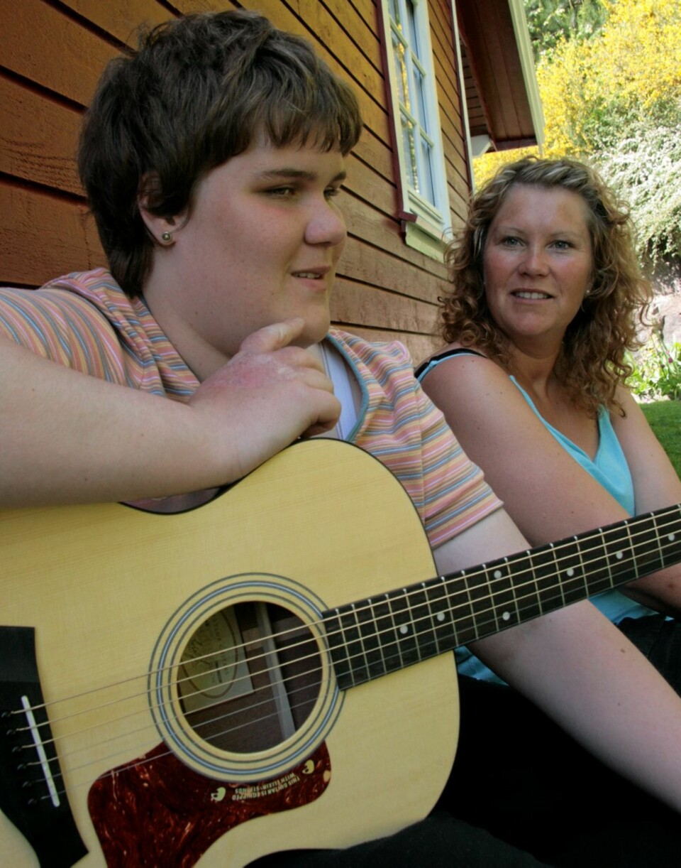 INTERESSER: Musikk er viktig både for mamma Marianne og eldstedatteren Cathrine, som er blind. (Foto: Hege Opseth)