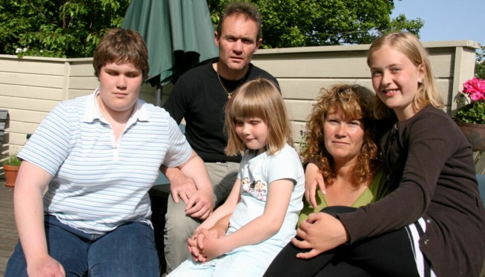 SAMHOLD: De ekstra utfordringene er blitt en naturlig del av hverdagslivet for pappa Roy, mamma Marianne, eldstedatter Cathrine, Ida og Viktoria som er yngst, samt Kristoffer som ikke var hjemme da vi fotograferte. (Foto: Hege Opseth)