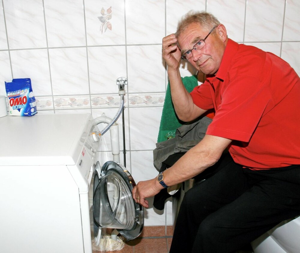 HAR IKKE PEILING: Hallvard har aldri satt på en vaskemaskin før. Kona er Gerd er skeptisk til hvordan han skal klare seg alene!