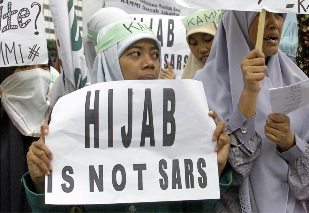 PROTEST: Muslimske kvinner demonstrerte i Frankrike i 2004, da regjeringen vedtok et forbud mot hijab i den offentlige skolen.