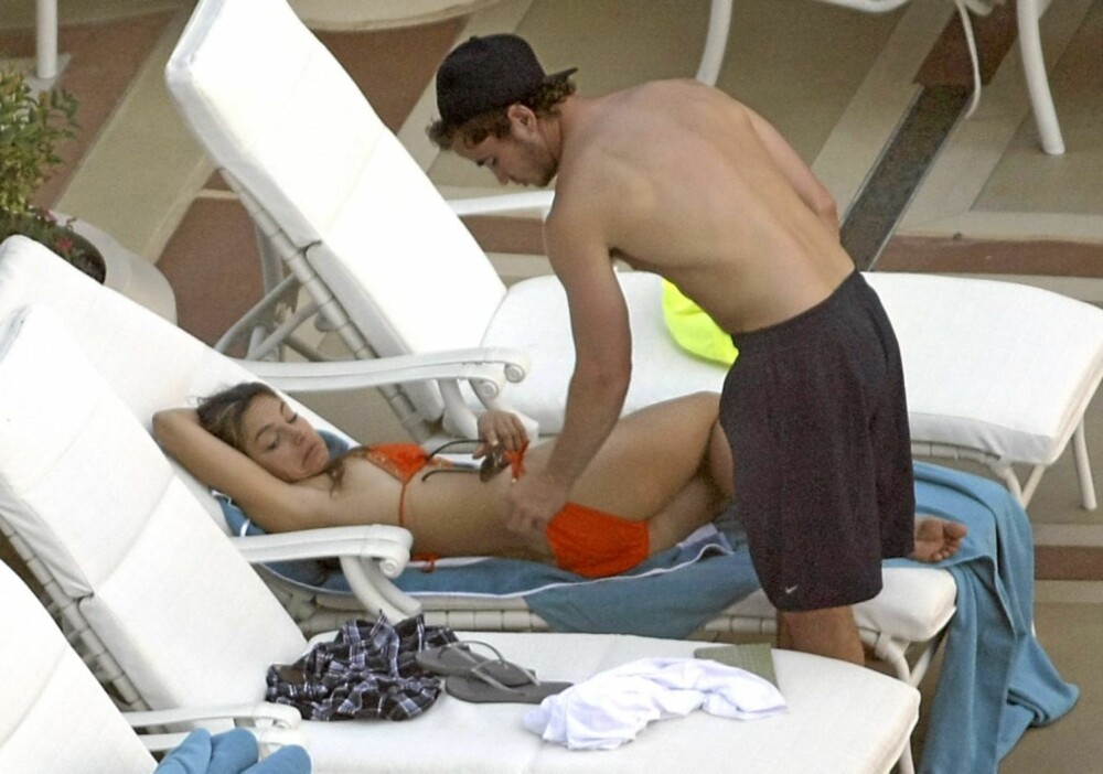 PASSER PÅ: Kellys kjæreste Danny Cipriani sjekker at alle stroppene er på plass. Her er paret fotografert ved en hotell-pool i Las Vegas for en ukes tid siden.