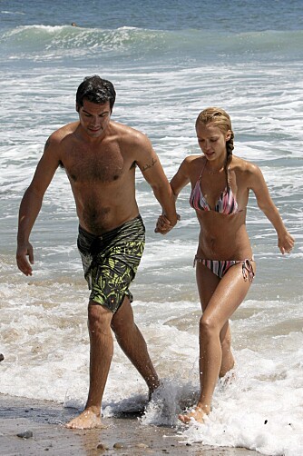 PLEIER KJÆRLIGHETEN: Superstjernen og ektemannen hadde kun øyne for hverandre på stranden i Malibu.