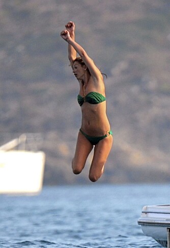 HOPPER I DET: Kate Moss blander festing med bading på den franske rivieraen.