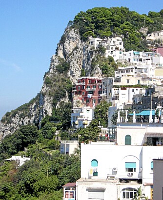 EN OPPLEVELSE: Husene klorer seg til fjellet langs Amalfikysten, som også frister med flotte strender. (Foto: Tommy Halvorsen)