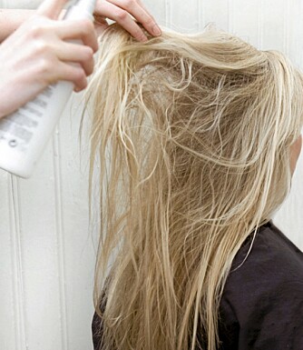 1: Spray håret med teksturprodukt.