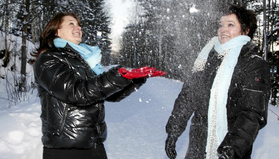 ET LYSERE LIV: Snøen kan også lekes med. Men for Rakel (t.h.)
var tanken på lek og glede fraværende inntil helsecoach Mina (t.v.)
tok kontakt. - Mye av sorgen er nå byttet ut med gode minner om datteren min, sier Rakel. Hun synes Mina har vært enestående som coach. (Alle foto: Britt Krogsvold Andersen)