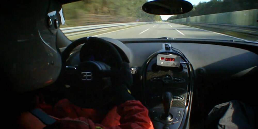 RASKEST: James May satte fartsrekord med en Bugatti Veyron.