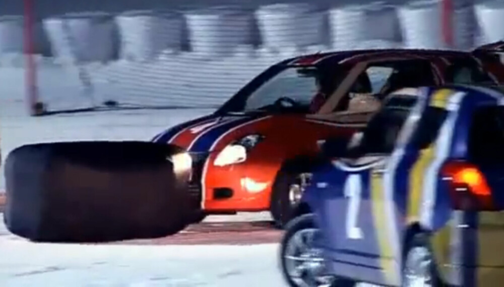 HARDE KAMPER: Det blir fort voldelig når Top Gear-gjengen skal spille hockey med biler.