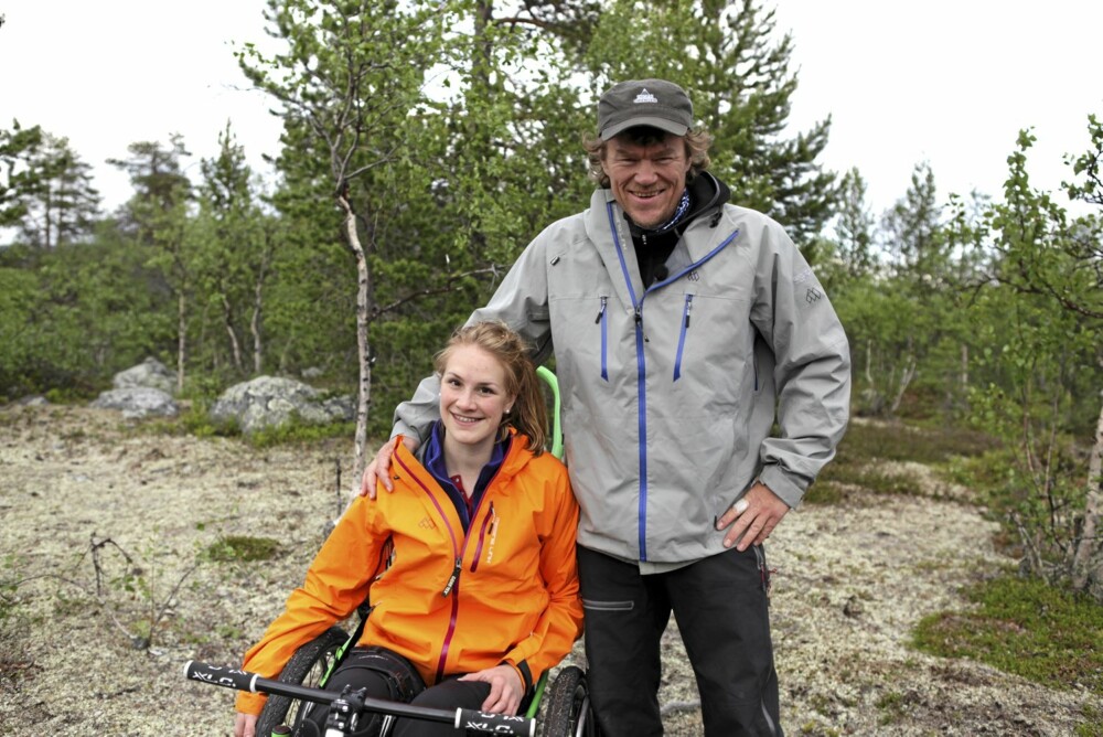 PÅ TV: Her er Birgit sammen med ekspedisjonsleder Lars Monsen.
