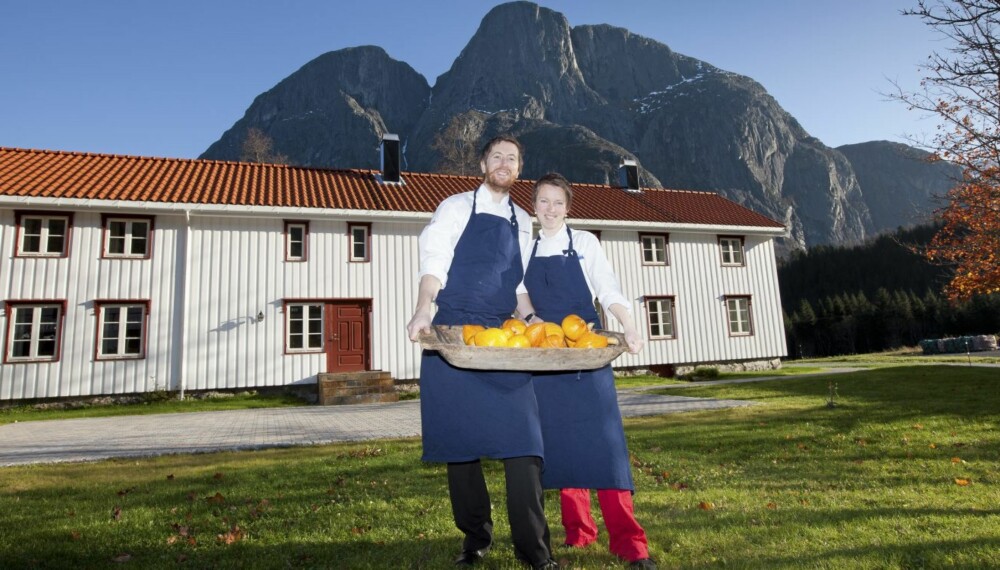 KORTREIST LYKKE: Maten Bjørn og Olise serverer på Kavlimoen Gård, kommer ikke langveisfra. De bruker nesten bare lokale råvarer, fra egen eller naboens hage, skogen eller elven Eira. (Alle foto: Bjørg Hexeberg)