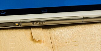 VANNTETT: Alle kontakter utenom minijack-inngangen er gjemt bak eg deksel. Xperia Z3 Tablet Compact er vanntett som sine mobile brødre, som Xperia Z3 og Xperia Z2.