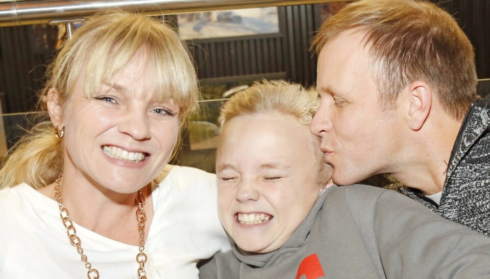 STERKE FØLELSER: Oliver skjærer en grimase når pappa Petter Solberg planter et kjærlig kyss på kinnet hans. Store deler av livet til 13-åringen har han vært alene med mamma Pernilla, mens pappa har vært på reisefot.