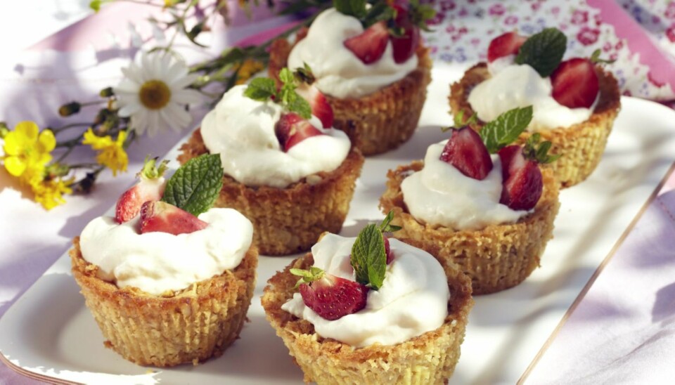 Server disse herlige havremuffinsene med en kremklatt og litt bær til helgens kaffekos.