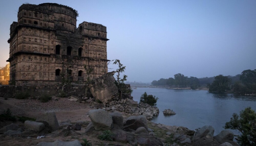 Langs Betwa-elven står eldgamle såkalte cenotaphs eller chhatris. Disse paviljonglignende byggverkene er å finne mange steder i indisk arkitektur. De er bygget blant annet for å markere gravplasser. Å vandre alene rundt her i det natten faller på, gir en følelse av å reise tilbake i tid.