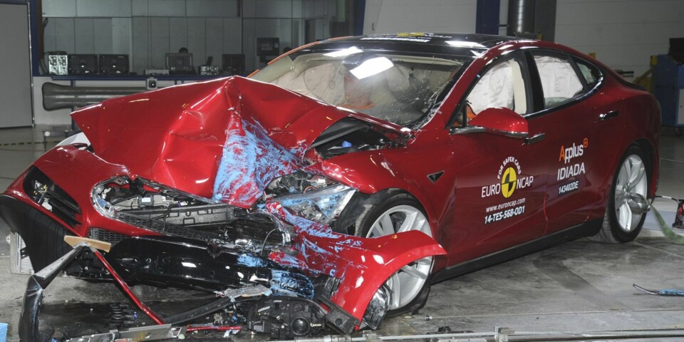 Endelig har de kollisjonstestet Tesla