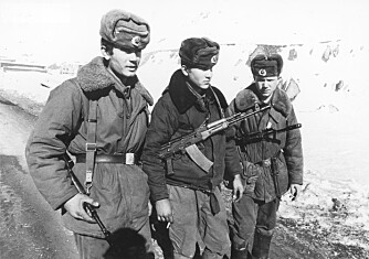 Tre soldater bevæpnet med AK-47 i Afghanistan i 1979.