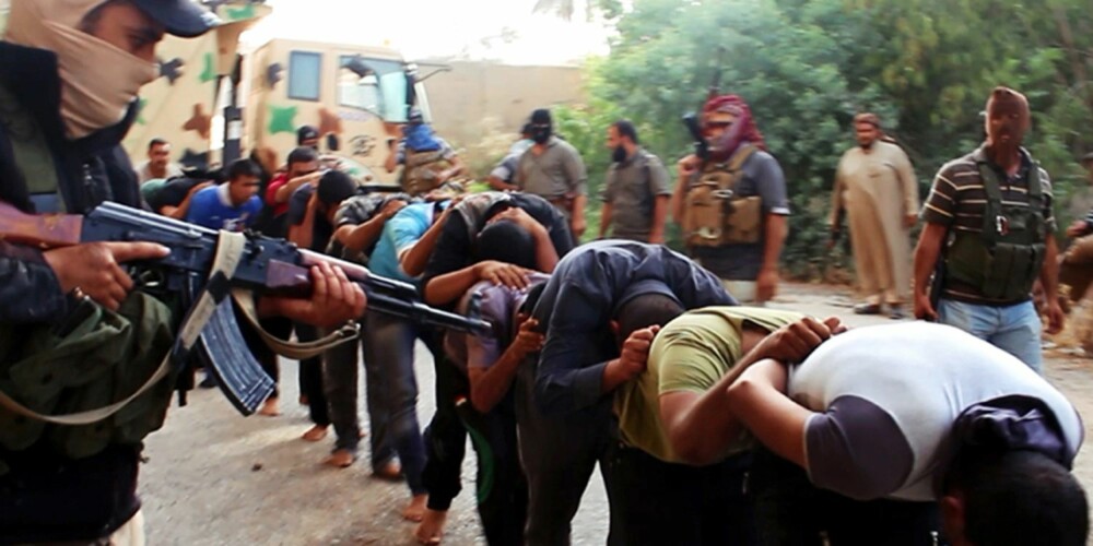 Dette bildet ble postet på en militant nettside i juni i år, og viser en Islamic State-gruppe (IS) som fører vekk irakiske soldater i sivile klær etter å ha tatt en base i Tikrit, Irak. Våpnene terroristene bruker er, ikke overraskende, AK-47-rifler.