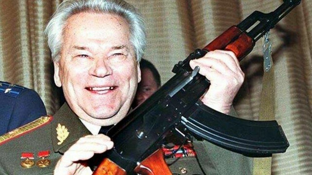 Mikhail Kalashnikov var tank-kommandør under 2. verdenskrig. Han startet karrieren som våpenkonstruktør etter en skade ved slaget om Brjansk. På lasarettet i 1942 hørte han soldater klage over sovjetiske rifler ¿ og bestemte seg for å gjøre noe med den saken. Den første riflen ble produsert i 1947, og ga oppfinneren utmerkelsene Stalin-prisen og ordenen «Den røde stjerne». Kalashnikov døde i 2013, 94 år gammel, tildelt utmerkelsen «Helt av Russland» ¿ Russlands mest høythengende ærestittel. Selv opplevde han ifølge egne utsagn ingen anger for alt blodet spilt ved hjelp av hans oppfinnelse. ¿ Jeg sover godt. Det er politikerne som har skylden for at man ikke kommer til enighet, og tyr til vold, sa han i 2007.