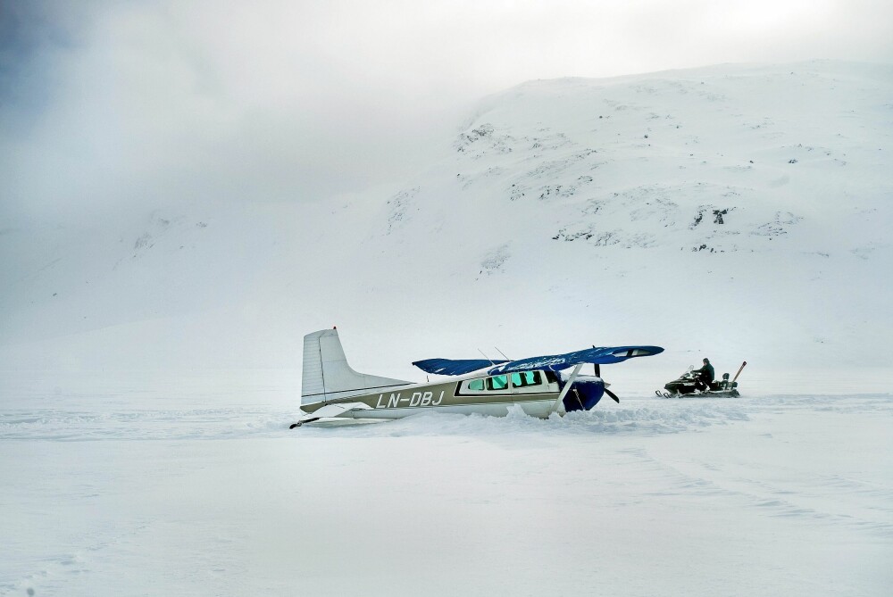 DRAMATISK: Det var dårlig vær da Lasse gikk inn for landing i Jotunheimen i 2009. Flyet ble totalvrak, men det gikk heldigvis bra med Lasse.