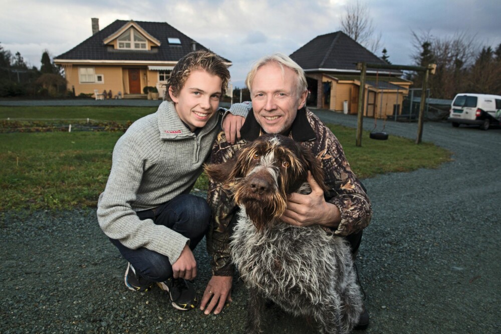 FAR OG SØNN: Sønnen Fredrik har passet godt på hunden Eros mens Finn Olav har vært inne på gården. Her foran huset hjemme på Ørlandet i Sør-Trøndelag. 
