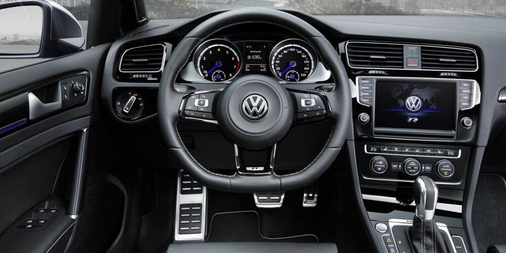 SPORT: Flere detaljer innvendig skal sette sjåføren i en stemning som passer til bilens 300 hk. FOTO: VW
