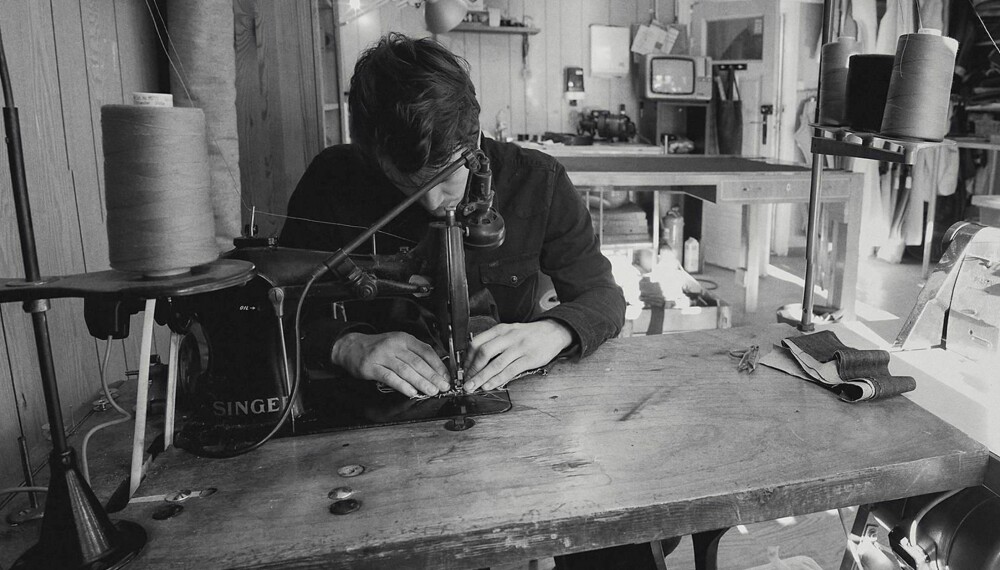Dette er faktisk Norges eneste jeansfabrikk, og samtidig også den eneste med daglig produksjon i hele Skandinavia. Livid Jeans har i dag tre ansatte i tillegg til Jens Olav: Bestekompis og medeier Kristoffer, industrisyersken Renata og assisterende butikksjef Frank.